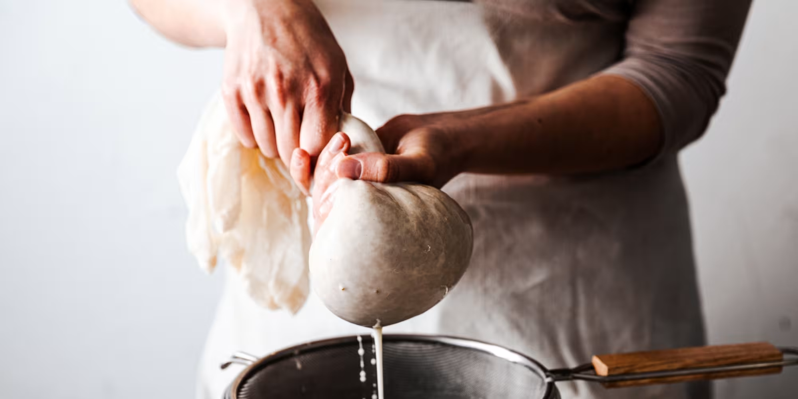 Clara at her cart in foggy London